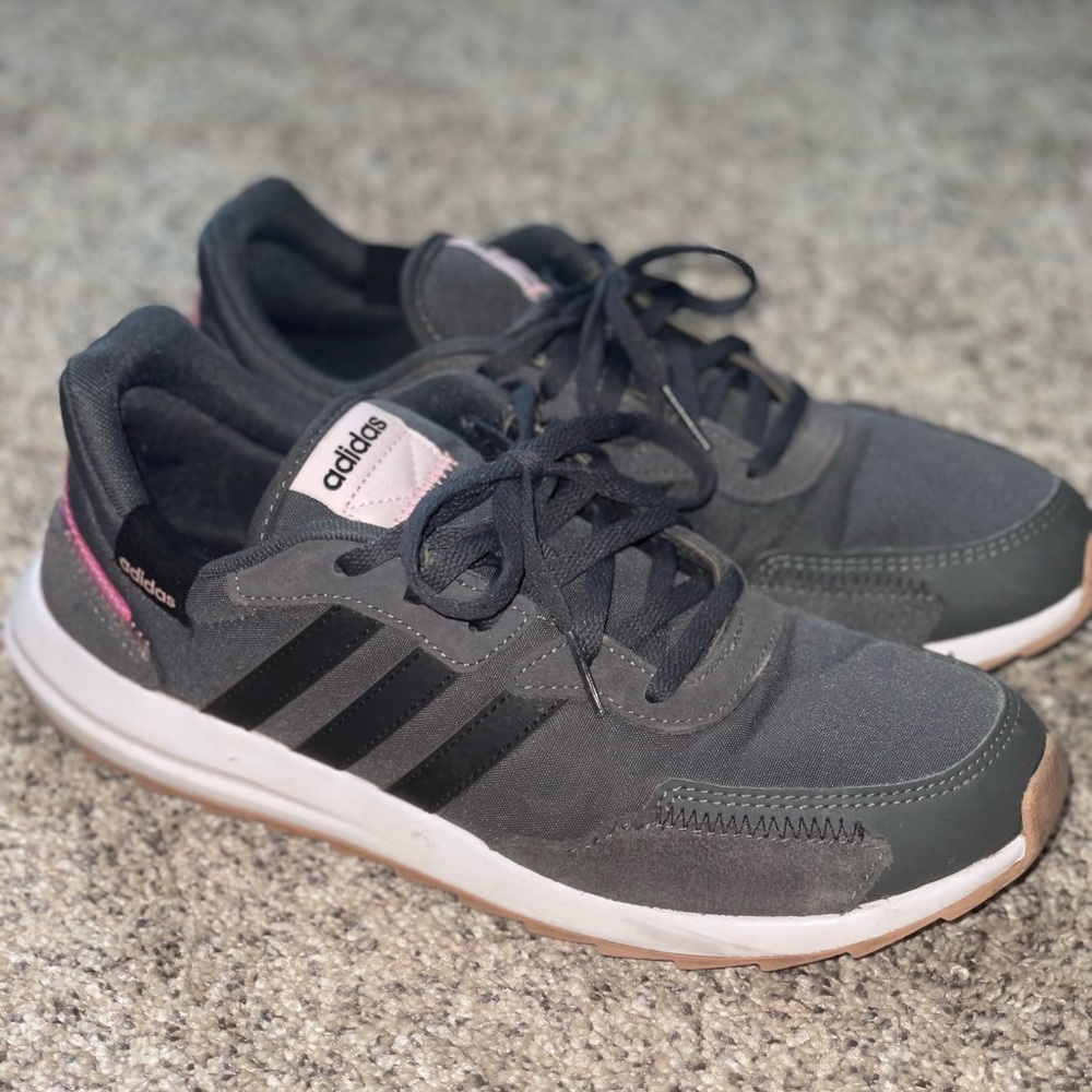 Womens Adidas Retrorun sneaker